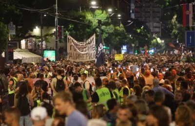 Десетки задържани и ранени полицаи на протести в Нови Сад