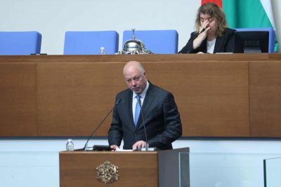 Желязков в НС: Няма данни за заглушаване на сигнала на самолета на Фон дер Лайен