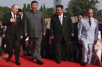 Си Цзинпин в компанията на Путин и Ким Чен-ун: Демонстрира военна мощ на парада в Китай