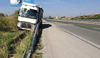 Катастрофа затруднява движението по АМ „Хемус“