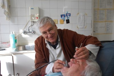 Добрата новина: Българите над 65 с безплатни зъби!