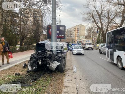 Друсан пловдивчанин разцепи БМВ-то си на две в стълб