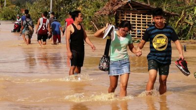 16 души загинаха след тайфуна във Филипините