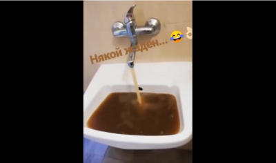 Кафява "вода" като диария тече от чешмата на елитно училище (видео)