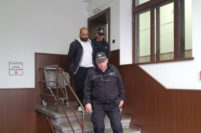 Карловският лихвар остава в ареста 