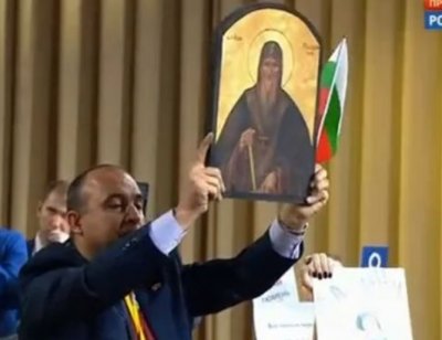 Българин с икона към Путин: Ние много ви обичаме, носим ви подарък