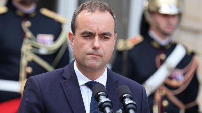 Франция е доволна от Льокорню, но рейтингът на Макрон пада