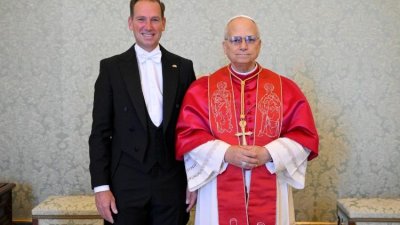 Изненада: Дипломат поднесе странен подарък на папа Лъв XIV