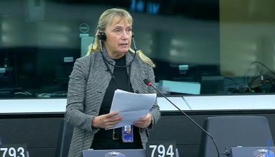 На френски и на български: Елена пришпори Урсула да не мълчи за полета в България 
