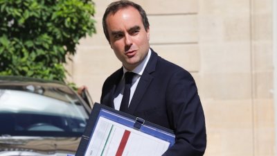 Новият френски премиер няма да съкращава официални празници