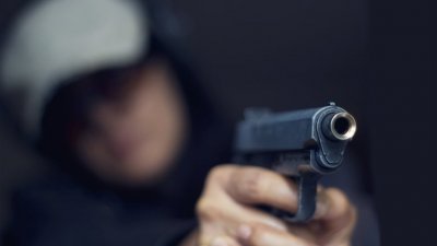 Ученик стреля с пистолет през прозорец на класна стая в Хасково