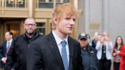 Ед Шийрън грейва на фланелките на Барса за Ел Класико
