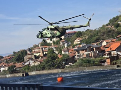 Хеликоптер гаси новия пожар в Рила