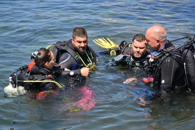 Водолази почистват морското дъно край Бургас