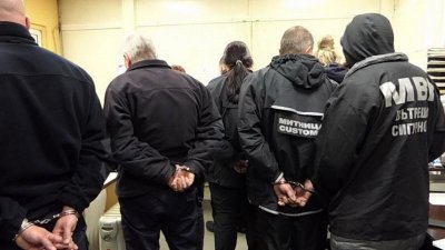 Задържаха петима души при акция на полицията в Перник