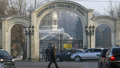 Терзиев удвои таксата за коли в гробищата