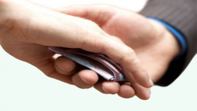 Журналист разкри корупционна схема на държавни служители за милиони