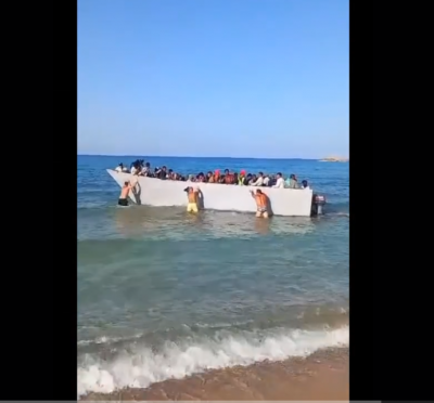 Туристи в Гърция избутаха лодка с мигранти обратно в морето (ВИДЕО)