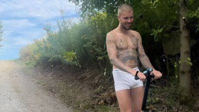 Джъстин Бийбър се пусна само по бели гащи