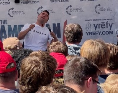 Потресаващи кадри от разстрела на Чарли Кърк, убиецът още е на свобода