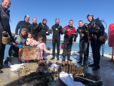 Тротинетка, касов апарат и мрежи извадиха водолози от морето край Бургас