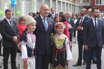 Радев пожела на зрелостниците: Където и да бъдат по света, да носят винаги България в сърцето си!