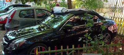 Младежи потрошиха кола в Пловдив и се снимаха с нея за предизвикателство в "ТикТок"