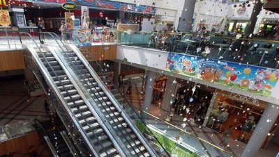 Мол във Варна се подпали, евакуират хората