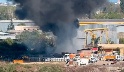 Пожар избухна в промишлена зона на Бургас (ВИДЕО)