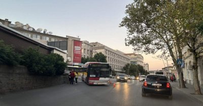 Автобус събори пътен знак върху бебешка количка в центъра на Велико Търново