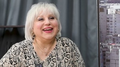 Джуджи се качва на театралната сцена
