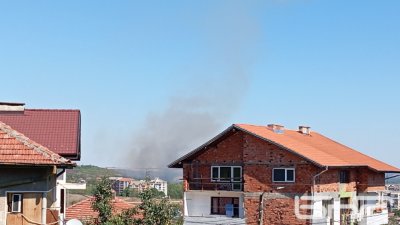 Горяха сухи треви и храсти край Монтана