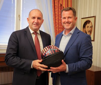 Двама големи рамо до рамо: Радев до пилота от "Топ Гън"