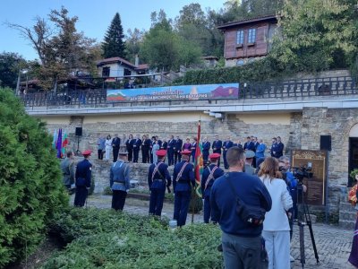 С военен ритуал издигнаха националния флаг на "Царевец"