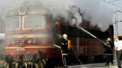 Скъсан проводник подпали локомотив на гара Мездра