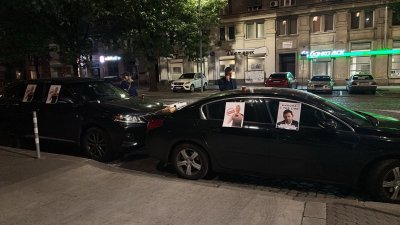 Автомобили блокираха входа на служебния паркинг на НС