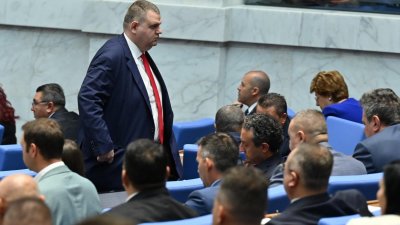 Пеевски към Борисов: Да нареди на премиера да приключи темата с водата