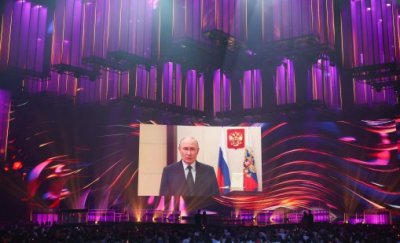 САЩ изпратиха гей активистка на грандиозния фестивал на Путин "Интервизия"