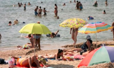 Плажовете ни пренаселени от туристи, но спасителите оредяха 
