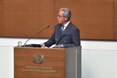 Председателят на парламента Наталия Киселова даде 15 минути почивка поради