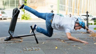 32-годишен падна от тротинетка в Добрич, настанен е в болница