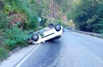 Заради разпръснат асфалт: Жена се обърна по таван на Подбалканския път