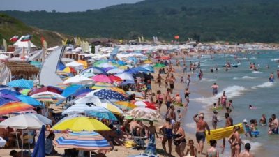 Приморско се хвали с най-силния си туристически сезон
