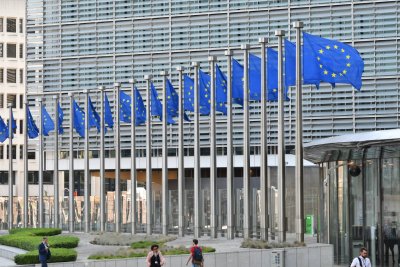 ЕК предлага повишаване на митата за вноса на руски петрол