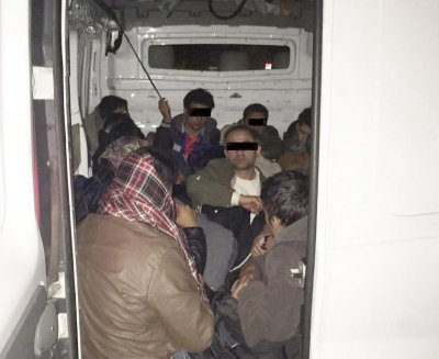 Откриха в багажника на българин в Северна Гърция мигранти, той хукна да бяга 