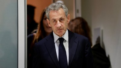 Политици призоваха президента Макрон да помилва Саркози