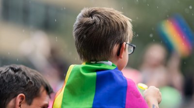 Извратено: Трима гейове осиновиха дете в Канада