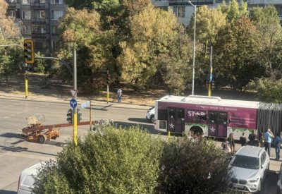 Автобус на градския транспорт е със счупени прозорци след инцидент в центъра на София