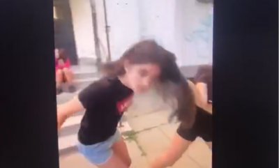 ШОК ВИДЕО 18+: Мръсни изродки пребиват и се гаврят със съученичка