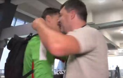 Волейболистите ни пристигнаха за финала, Владо Николов посрещна и прегърна синовете си